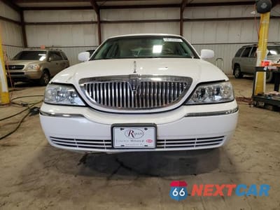 Piąte zdjęcie samochodu w środku: 2003 LINCOLN TOWN CAR SIGNATURE VIN:1LNHM82WX3Y687013 - miniatura