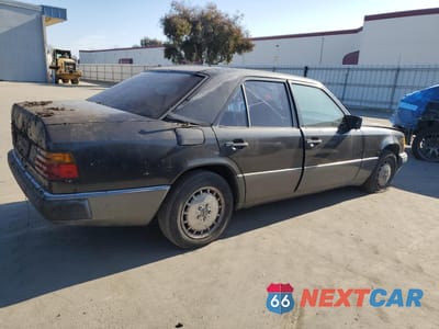 Trzecie zdjęcie samochodu z tyłu: 1990 MERCEDES-BENZ 300 E VIN:WDBEA30DXLB175841 - miniatura