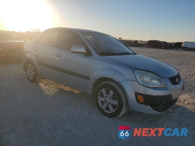 Czwarte zdjęcie samochodu z boku: 2006 KIA RIO VIN:KNADE123166090066 - miniatura