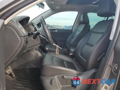 Zdjęcie 7 z 13 samochodu: 2010 VOLKSWAGEN TIGUAN S VIN:WVGAV7AX7AW538215 - miniatura