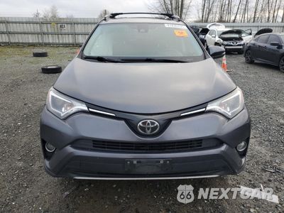Piąte zdjęcie samochodu w środku: 2017 TOYOTA RAV4 XLE VIN:JTMRFREV8HJ119127 - miniatura