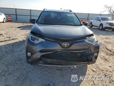 Piąte zdjęcie samochodu w środku: 2017 TOYOTA RAV4 XLE VIN:JTMWFREVXHD094328 - miniatura