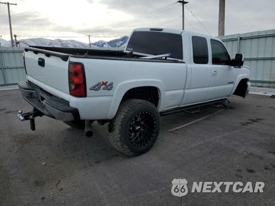 Trzecie zdjęcie samochodu z tyłu: 2005 CHEVROLET SILVERADO K2500 HEAVY DUTY VIN:1GCHK29U65E233583 - miniatura