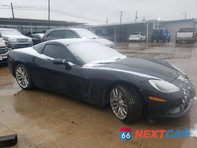 Czwarte zdjęcie samochodu z boku: 2010 CHEVROLET CORVETTE VIN:1G1YG2DWXA5101617 - miniatura