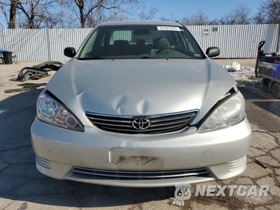 Piąte zdjęcie samochodu w środku: 2005 TOYOTA CAMRY LE VIN:4T1BE32K05U994249 - miniatura