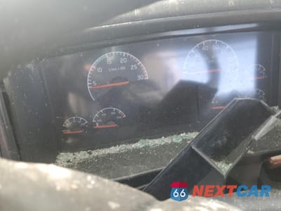 Zdjęcie 8 z 10 samochodu: 2006 VOLVO VN VNL VIN:4V4NC9GG56N418946 - miniatura