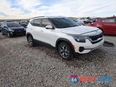 Czwarte zdjęcie samochodu z boku: 2021 KIA SELTOS EX VIN:KNDERCAA4M7166135 - miniatura