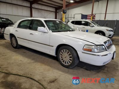 Czwarte zdjęcie samochodu z boku: 2003 LINCOLN TOWN CAR SIGNATURE VIN:1LNHM82WX3Y687013 - miniatura