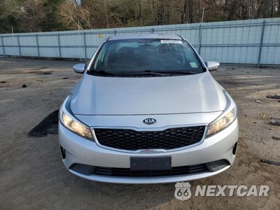 Piąte zdjęcie samochodu w środku: 2018 KIA FORTE LX VIN:3KPFL4A79JE274200 - miniatura