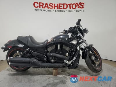2009 HARLEY-DAVIDSON VRSCDX 1HD1HHH129K800596 - główne zdjęcie licytacji z USA - miniatura