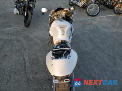 Zdjęcie 6 z 8 samochodu: 2003 SUZUKI GSX1300 R VIN:JS1GW71A732102279 - miniatura
