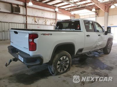 Trzecie zdjęcie samochodu z tyłu: 2022 CHEVROLET SILVERADO K2500 CUSTOM VIN:2GC4YME7XN1222077 - miniatura