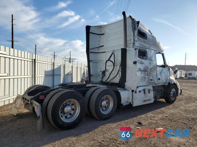 Czwarte zdjęcie samochodu z boku: 2023 VOLVO VN VNL VIN:4V4NC9EH1PN613648 - miniatura