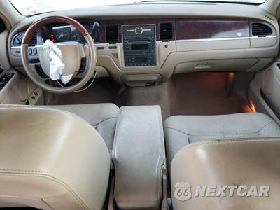 Zdjęcie 8 z 12 samochodu: 2010 LINCOLN TOWN CAR SIGNATURE LIMITED VIN:2LNBL8CV0AX620979 - miniatura