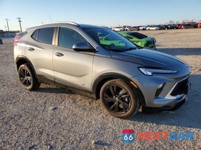 Czwarte zdjęcie samochodu z boku: 2025 BUICK ENCORE GX SPORT TOURING VIN:KL4AMDSL7SB054775 - miniatura