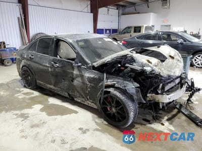 Czwarte zdjęcie samochodu z boku: 2012 MERCEDES-BENZ C 63 AMG VIN:WDDGF7HB6CA729331 - miniatura
