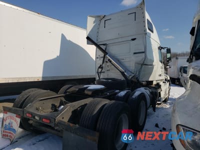 Czwarte zdjęcie samochodu z boku: 2017 VOLVO VN VNL VIN:4V4NC9EH9HN976250 - miniatura