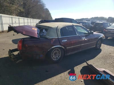 Trzecie zdjęcie samochodu z tyłu: 2001 LINCOLN TOWN CAR CARTIER VIN:1LNHM83WX1Y732737 - miniatura