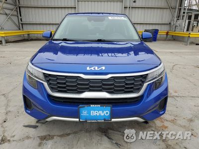 Piąte zdjęcie samochodu w środku: 2022 KIA SELTOS LX VIN:KNDEPCAA7N7249789 - miniatura