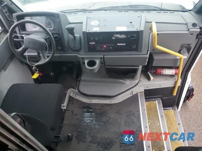 Zdjęcie 8 z 13 samochodu: 2013 ISUZU NPR VIN:JALB4T172D7W00797 - miniatura