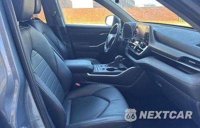 Piąte zdjęcie samochodu w środku: 2020 TOYOTA HIGHLANDER XLE VIN:5TDGZRBH9LS021152 - miniatura