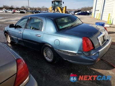 Trzecie zdjęcie samochodu z tyłu: 2001 LINCOLN TOWN CAR EXECUTIVE VIN:1LNHM81W01Y648008 - miniatura