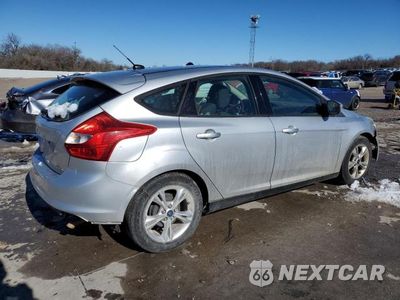 Trzecie zdjęcie samochodu z tyłu: 2014 FORD FOCUS SE VIN:1FADP3K21EL157450 - miniatura