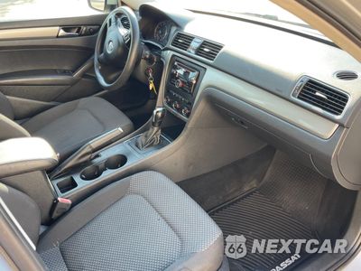 Piąte zdjęcie samochodu w środku: 2014 VOLKSWAGEN PASSAT S VIN:1VWAT7A30EC031250 - miniatura