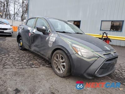 Czwarte zdjęcie samochodu z boku: 2018 TOYOTA YARIS IA VIN:3MYDLBYV4JY330396 - miniatura