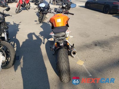 Czwarte zdjęcie samochodu z boku: 2015 KTM 1290 SUPER DUKE R VIN:VBKV39402FM917758 - miniatura