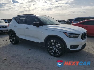 Czwarte zdjęcie samochodu z boku: 2022 VOLVO XC40 T5 R-DESIGN VIN:YV4162UM0N2693446 - miniatura