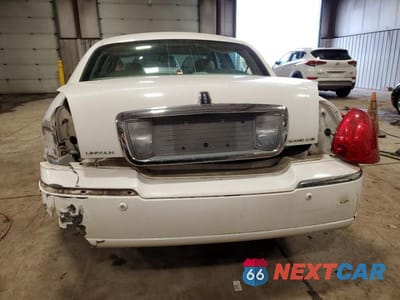 Zdjęcie 6 z 12 samochodu: 2003 LINCOLN TOWN CAR SIGNATURE VIN:1LNHM82WX3Y687013 - miniatura