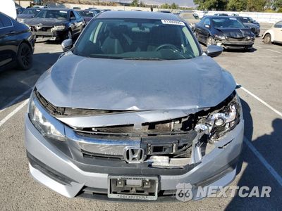 Piąte zdjęcie samochodu w środku: 2018 HONDA CIVIC LX VIN:19XFC2F51JE209451 - miniatura