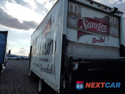 Trzecie zdjęcie samochodu z tyłu: 2005 ISUZU NPR VIN:4KLC4B1U35J803627 - miniatura