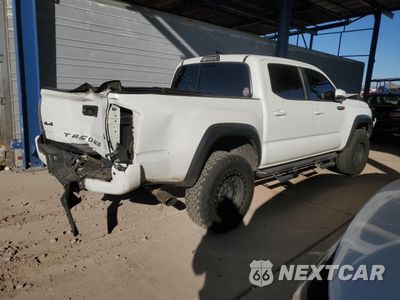 Trzecie zdjęcie samochodu z tyłu: 2017 TOYOTA TACOMA DOUBLE CAB VIN:5TFCZ5AN9HX081562 - miniatura