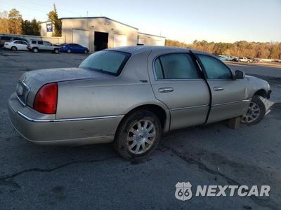 Trzecie zdjęcie samochodu z tyłu: 2010 LINCOLN TOWN CAR SIGNATURE LIMITED VIN:2LNBL8CV0AX620979 - miniatura