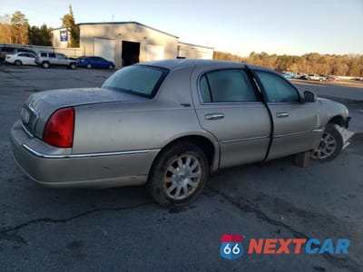 Trzecie zdjęcie samochodu z tyłu: 2010 LINCOLN TOWN CAR SIGNATURE LIMITED VIN:2LNBL8CV0AX620979 - miniatura