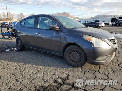 Czwarte zdjęcie samochodu z boku: 2015 NISSAN VERSA S VIN:3N1CN7AP1FL856330 - miniatura