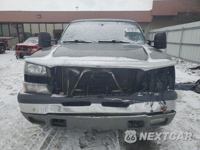 Piąte zdjęcie samochodu w środku: 2003 CHEVROLET SILVERADO K2500 VIN:1GCGK29U53Z263286 - miniatura
