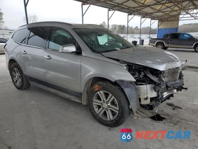 Czwarte zdjęcie samochodu z boku: 2017 CHEVROLET TRAVERSE LT VIN:1GNKRHKD7HJ140332 - miniatura