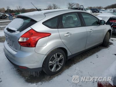 Trzecie zdjęcie samochodu z tyłu: 2014 FORD FOCUS SE VIN:1FADP3K21EL418074 - miniatura