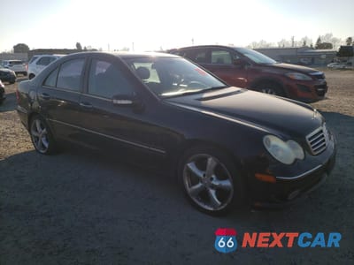 Czwarte zdjęcie samochodu z boku: 2005 MERCEDES-BENZ C 230K SPORT SEDAN VIN:WDBRF40J05F715420 - miniatura