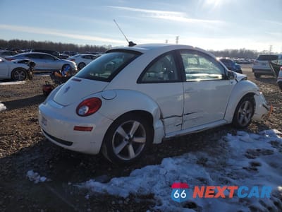 Trzecie zdjęcie samochodu z tyłu: 2008 VOLKSWAGEN NEW BEETLE TRIPLE WHITE VIN:3VWFW31C68M524651 - miniatura