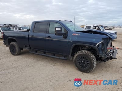 Czwarte zdjęcie samochodu z boku: 2022 CHEVROLET SILVERADO K3500 LTZ VIN:1GC4YUEY2NF332008 - miniatura