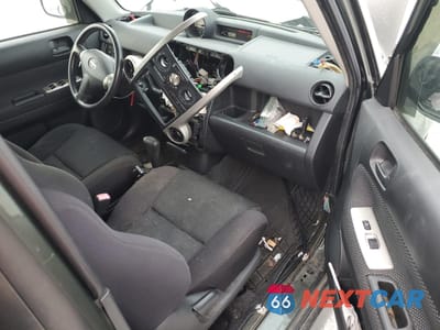 Zdjęcie 8 z 14 samochodu: 2005 TOYOTA SCION XB VIN:JTLKT324X50178625 - miniatura
