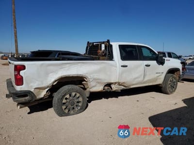 Trzecie zdjęcie samochodu z tyłu: 2024 CHEVROLET SILVERADO K2500 CUSTOM VIN:1GC4YMEY4RF180500 - miniatura