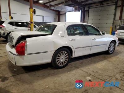 Trzecie zdjęcie samochodu z tyłu: 2003 LINCOLN TOWN CAR SIGNATURE VIN:1LNHM82WX3Y687013 - miniatura