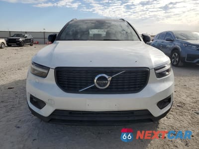 Piąte zdjęcie samochodu w środku: 2022 VOLVO XC40 T5 R-DESIGN VIN:YV4162UM0N2693446 - miniatura