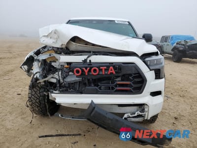 Piąte zdjęcie samochodu w środku: 2023 TOYOTA SEQUOIA SR5 VIN:7SVAAABA5PX009815 - miniatura