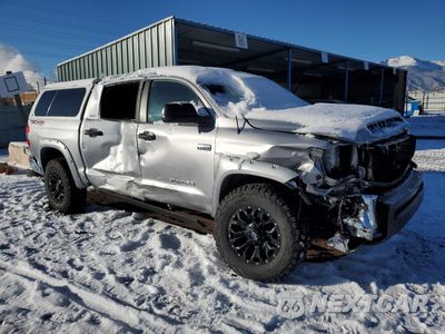 Czwarte zdjęcie samochodu z boku: 2017 TOYOTA TUNDRA CREWMAX SR5 VIN:5TFDW5F18HX589105 - miniatura